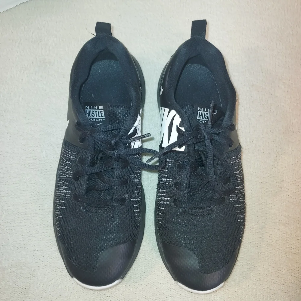 Nike Hustle Quick Boys Black/white  Basketball Shoes size Y6.5 / Eur 39